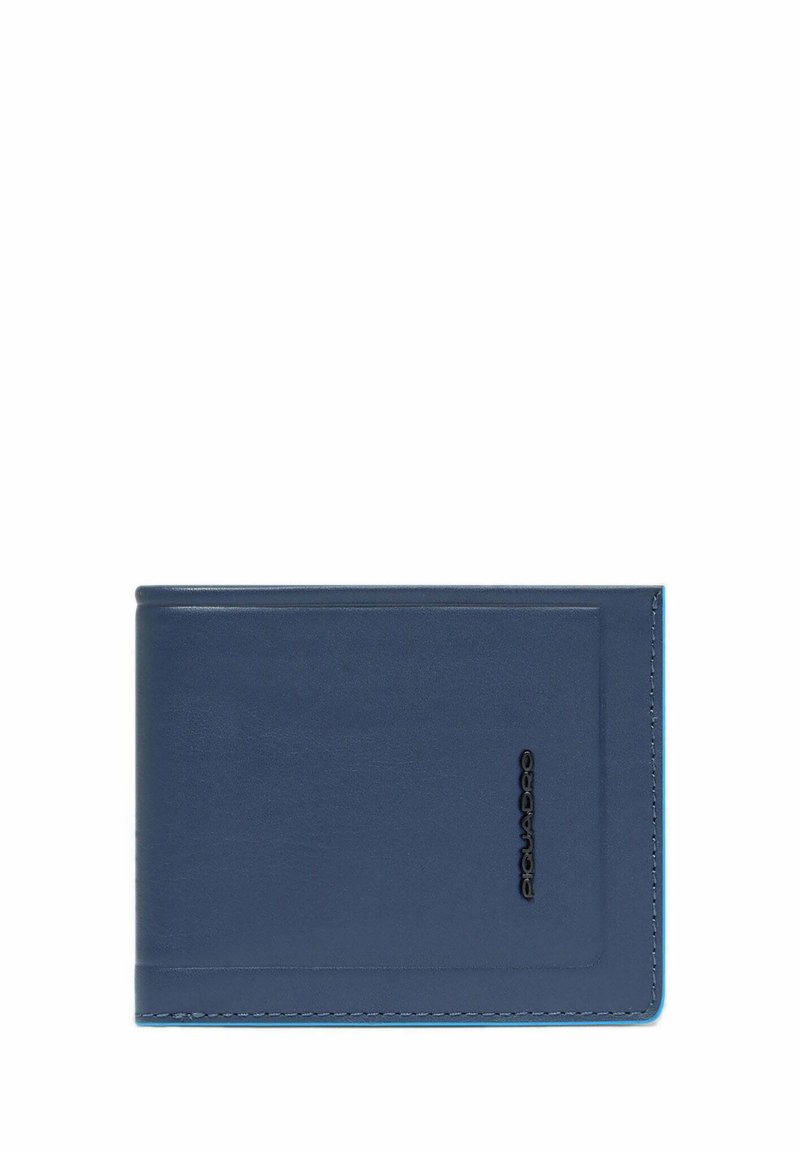 Cartera de cuero azul marino con una textura suave, forma rectangular, costuras en contraste y logo en relieve en la parte frontal.
