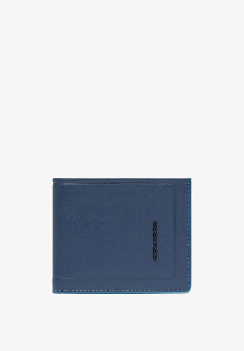 Cartera de cuero azul marino con una textura suave, forma rectangular, costuras en contraste y logo en relieve en la parte frontal.