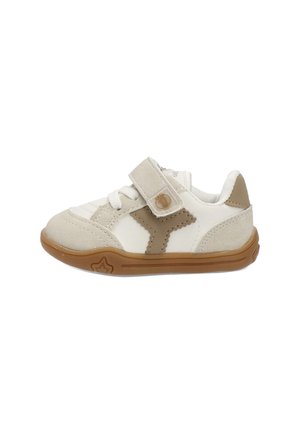 Zapatilla para niño pequeño en blanco y beige con suela de goma marrón, tira de Velcro, cordones y un diseño de estrella en el lado externo de la suela.