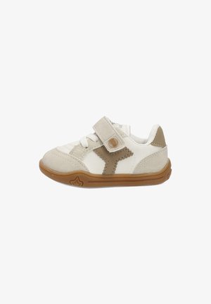 Zapatilla para niño pequeño en blanco y beige con suela de goma marrón, tira de Velcro, cordones y un diseño de estrella en el lado externo de la suela.