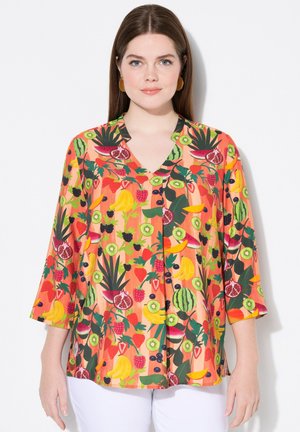 Bunte, kurzärmelige Bluse mit lebendigen Fruchtmustern, V-Ausschnitt-Design in Orangetönen, Grün und Rot, mit lockerer Passform.
