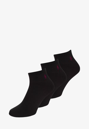 Três pares de meias pretas de tornozelo com textura canelada. Cada meia apresenta um pequeno logo rosa no tornozelo. Material em mistura de algodão.