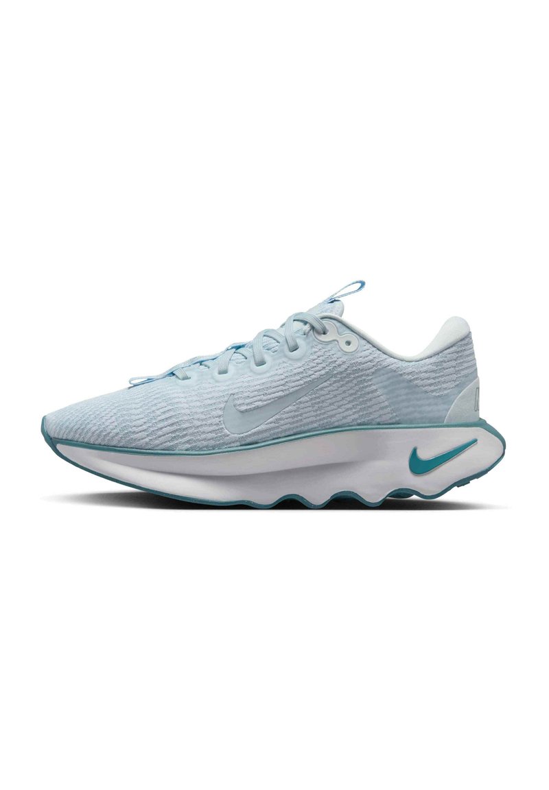 Sapatilha de corrida Nike em azul claro com um upper texturizado, entressola branca e sola padrão. Apresenta atacadores e o icónico logótipo swoosh.