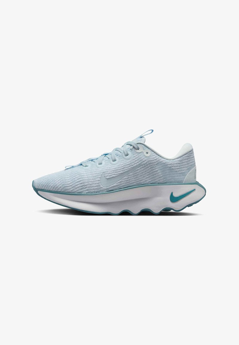 Sapatilha de corrida Nike em azul claro com um upper texturizado, entressola branca e sola padrão. Apresenta atacadores e o icónico logótipo swoosh.