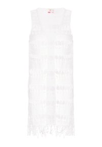 Weißes ärmelloses Kleid mit einem Häkelmuster, das ausgeschnittene Designs und Fransenränder aufweist. Leichte Textur, geeignet für warmes Wetter.