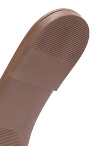 Semelle de chaussure en caoutchouc marron avec une surface lisse et des rainures horizontales. Présente une légère courbure sur les bords et un design en découpe rectangulaire.
