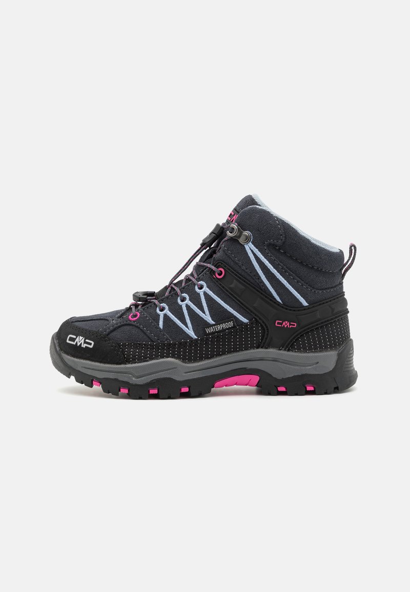 Botas de caminhada impermeáveis em preto e cinza com detalhes em rosa, parte superior texturizada, biqueira reforçada e sola de borracha com um padrão de aderência robusto.