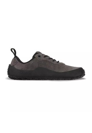 Moderne donkergrijze sneaker met zwarte rubberen zool en teenbescherming, vetersluiting en trekhangertje bij de hiel.