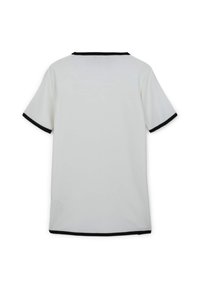 Top bianco a maniche corte con bordi neri lungo il collo e i polsini, caratterizzato da una vestibilità rilassata e una texture liscia.