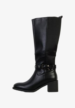 Zwarte kniehoge laarzen gemaakt van leer en stof. Ze hebben een blokhak, een gesp en een gladde textuur met een geribbeld paneel.