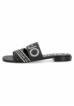 Chanclas negras con dos correas texturizadas, una con purpurina y la otra con un estampado de logo. Suela plana con un tacón mínimo.