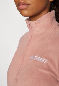 Adidas Terrex ESSENTIALS HALF ZIP  - Polárpulóver - warm clay