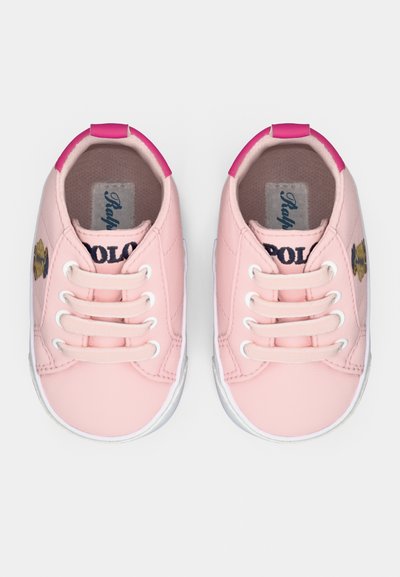 Różowe syntetyczne sneakersy z białymi gumowymi podeszwami, charakteryzujące się sznurowanym designem, wyhaftowanym logo i kontrastującymi różowymi akcentami na pięcie.