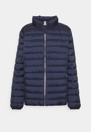 Marine blauwe pufferjack met hoge kraag, horizontaal gestikt patroon, ritssluiting en elastische manchetten. Lichtgewicht en textielachtige stof.