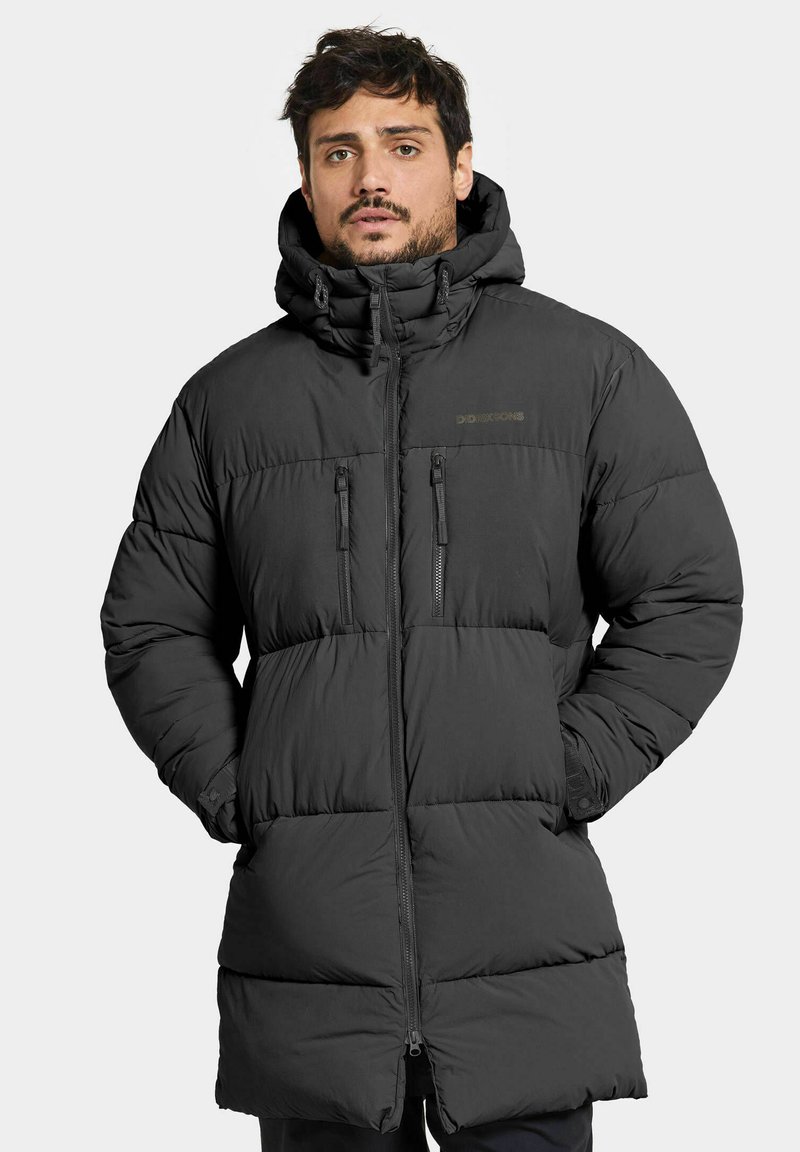 Schwarze Steppjacke mit Kapuze, ausgestattet mit Reißverschlusstaschen, einem gesteppten Muster und einem durchgehenden Reißverschluss. Strukturierter, isolierter Stoff.