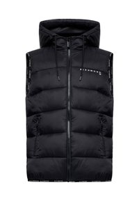 Gilet imbottito nero con cappuccio, chiusura con zip e tasche laterali. Nota il dettaglio del logo lungo le aperture delle maniche e l'orlo inferiore. Texture liscia.