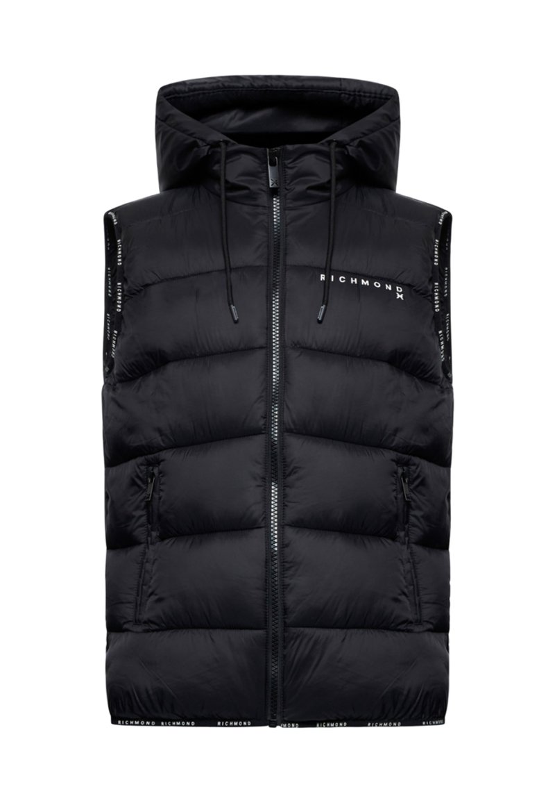 Gilet imbottito nero con cappuccio, chiusura con zip e tasche laterali. Nota il dettaglio del logo lungo le aperture delle maniche e l'orlo inferiore. Texture liscia.