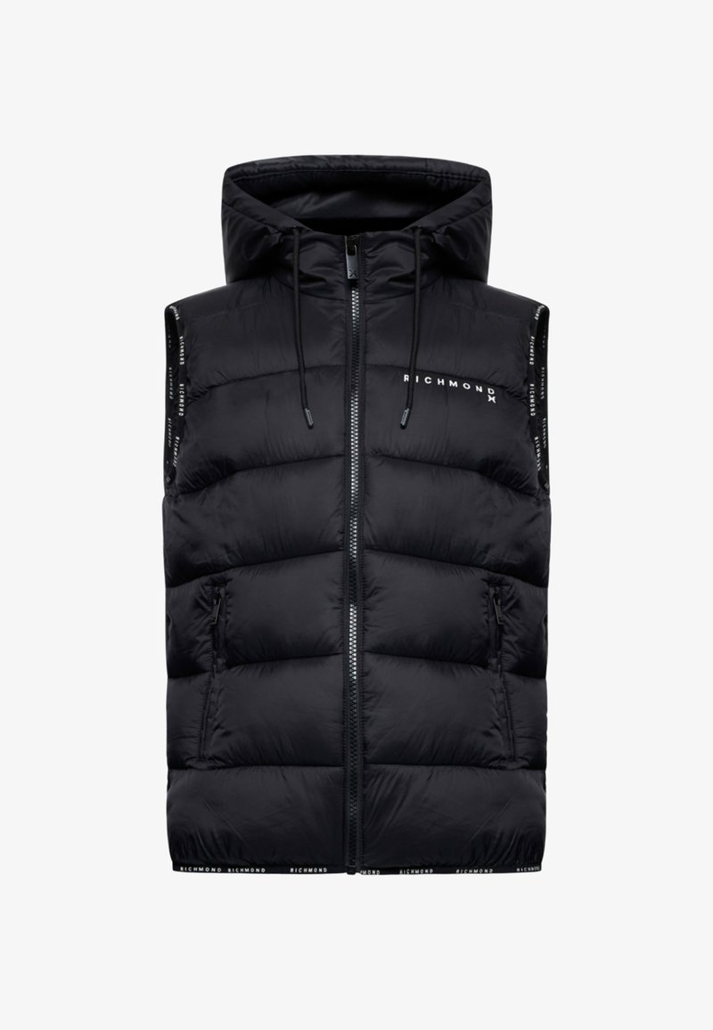 Gilet imbottito nero con cappuccio, chiusura con zip e tasche laterali. Nota il dettaglio del logo lungo le aperture delle maniche e l'orlo inferiore. Texture liscia.