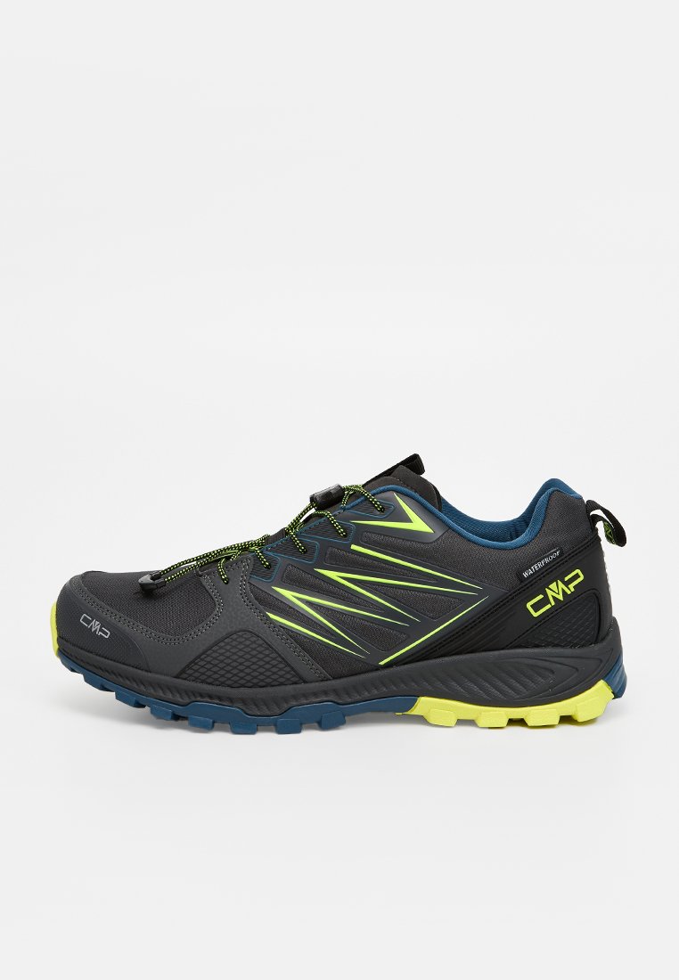 Scarpa sportiva nera con accenti gialli e verdi, dotata di una tomaia testurizzata, suola robusta e design impermeabile. Include lacci elastici.