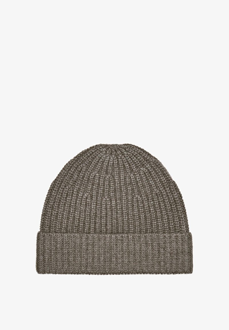 Berretto lavorato a maglia in un grigio tenue, con una texture a coste e un bordo piegato. Il materiale sembra caldo ed elastico.