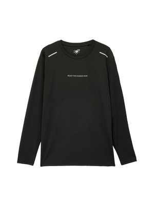 Schwarzes Langarmshirt aus glattem Stoff. Mit reflektierenden Akzenten an den Schultern und dem Text "BEREIT FÜR VERÄNDERUNG JETZT" auf der Vorderseite.