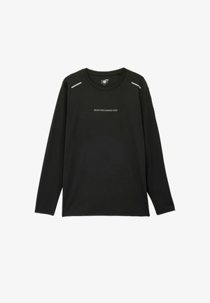 Camisa de manga larga negra hecha de tejido suave. Presenta acentos reflectantes en los hombros y el texto "LISTO PARA EL CAMBIO AHORA" en el frente.