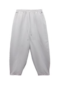 Lichtgrijze joggerbroek met een elastische tailleband, verstelbare trekkoord, zijzakken en taps toelopende boorden. Gladde stoftextuur, minimale naden.