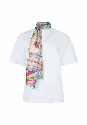 T-shirt bianco in cotone con scollatura a V, caratterizzato da una sciarpa di seta a motivi colorati annodata attorno al collo nei toni di verde, viola e rosa.