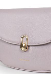 Borsa in pelle lilla con una patta curva, caratterizzata da una chiusura dorata e dal nome del marchio "HEXAGONA" in oro sulla parte frontale.