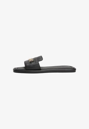 Sorte lær slidesandal med flat såle, med en bred stropp og detaljer i gulltone. Glatt tekstur med minimalistisk design.