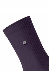 Calza viola a coste con un elegante dettaglio di bottone argentato. Sottolinea un design a maglia testurizzato per comfort e vestibilità.