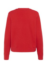 Röd tröja med rundad halsringning, långa ärmar och ribbade ärmslut. Mjuk textur och avslappnad passform, med ett slätt stickat mönster.