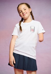 Tommy Hilfiger GRAPHIC TEE UNISEX - Camiseta estampada - white