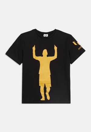 Crna majica kratkih rukava s velikom žutom siluetom osobe koja podiže oba kažiprsta prema gore.