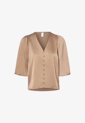 Blouse en satin beige avec col en V, manches bouffantes mi-longues et une rangée de boutons recouverts sur le devant au centre.
