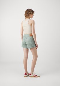 Levi's® MOM - Kratke hlače od trapera - light green