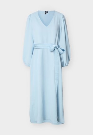 Svetlomodra midi obleka z V-izrezom, dolgimi napihnjenimi rokavi in pasom iz enakega blaga, zavezanim v pasu.