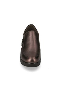 Scarpa slip-on in bronzo metallico con punta arrotondata, texture liscia, dettaglio con cerniera laterale e suola nera bassa.