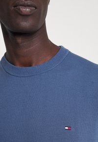 Tommy Hilfiger CREW NECK  - Strickpullover - faded indigo
