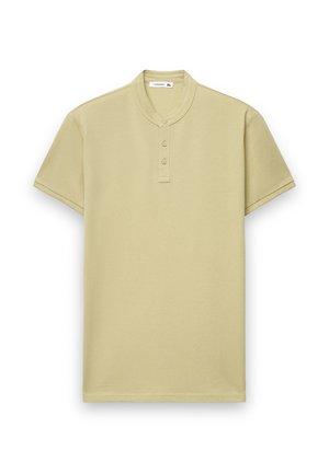 Polo a maniche corte in cotone giallo pallido, con colletto curvo e abbottonatura a tre bottoni, dalla texture liscia e design casual.