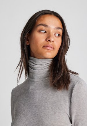 Hallgray turtleneck-sweater, mis pehmeast kangast, millel on sobiv disain koos kõrge ja volditud kraega ning peene tekstuuriga.