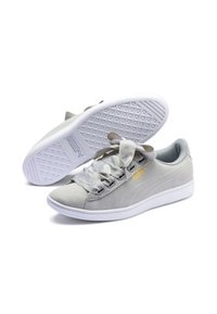 Scarpe da ginnastica in suede grigio chiaro con lacci in satin oversize, suola in gomma bianca e un discreto marchio dorato sul lato, caratterizzate da un design a profilo basso.