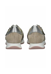Scarpe sportive in suede beige con dettagli argento, caratterizzate da un profilo basso, un retro testurizzato e una suola imbottita bianco-rosa.