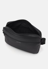 Calvin Klein MUST MESSENGER UNISEX - Borsa porta PC - black pebble