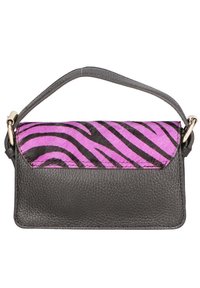 Sort lædertaske med en pink og sort zebra-stribet klap. Har en top-håndtag og guld hardware detaljer. Glat tekstur generelt.