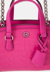 Borsa in pelle sintetica hot pink con stampa coccodrillo, dotata di accessori in tono argento, manici doppi e un'etichetta removibile. Dettagli cuciti e superficie liscia.