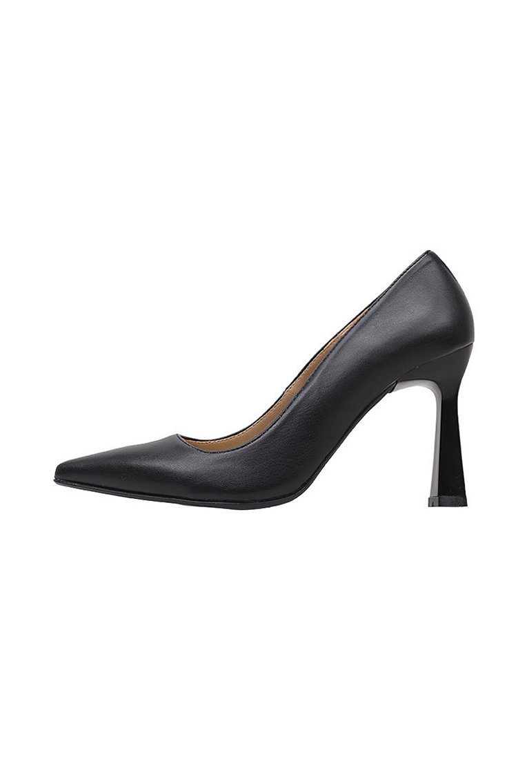 Chaussure à talon haut noire avec un bout pointu, en cuir lisse, dotée d'un talon haut et fin ainsi que d'un design élégant et minimaliste.