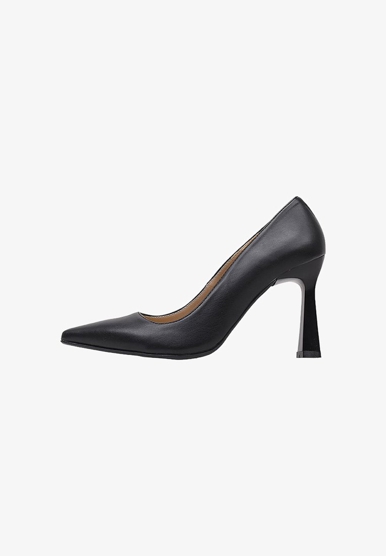 Chaussure à talon haut noire avec un bout pointu, en cuir lisse, dotée d'un talon haut et fin ainsi que d'un design élégant et minimaliste.