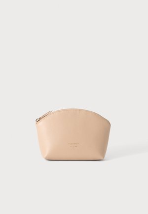 Bolsa de cosméticos de cuero beige con parte superior curva y cremallera dorada, pequeño nombre de marca en relieve dorado centrado en el frente.