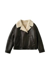 Brun læderjakke med en shearling-krave, der har lynlås, store forlommer og et kort snit. Glat tekstur og struktureret form.